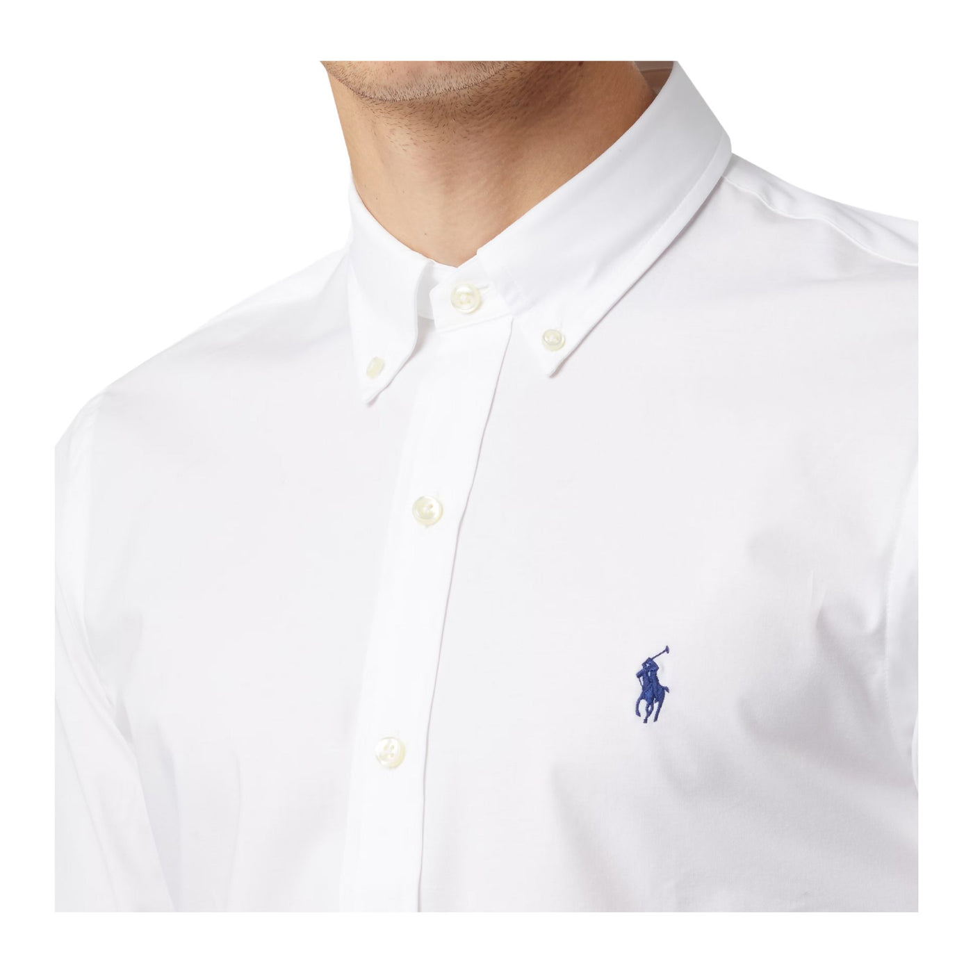 Dettaglio camicia da uomo bianca,con logo ricamato Polo Ralph Lauren,con chiusura bottoni e colletto classico.