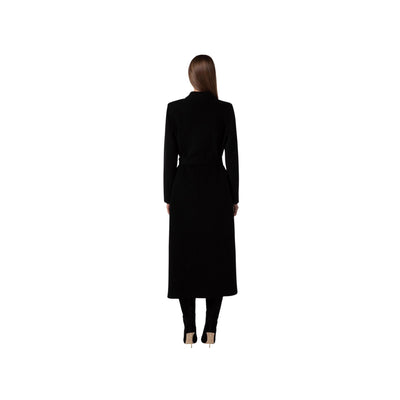 Cappotto da donna nero firmato Elisabetta Franchi vista retro su modella