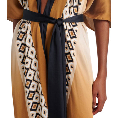 Acquista subito il Copricostume Donna, con taglio morbido, scollatura a V e cinturino in vita, firmato MaxMara su Old England: vieni a scoprire tutta la collezione sul nostro sito.