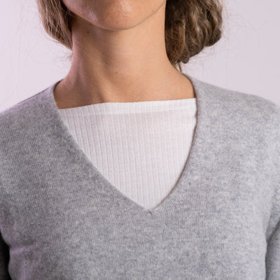 Maglia Donna in cashmere grigio con scollo a V dettaglio