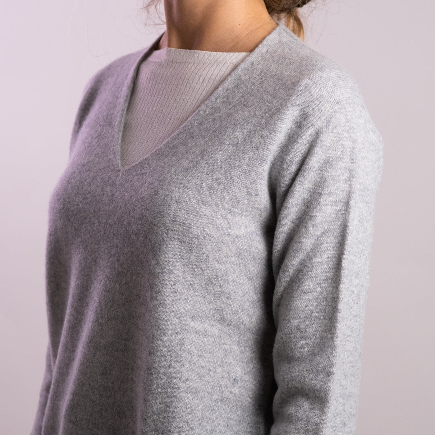 Maglia Donna in cashmere grigio con scollo a V