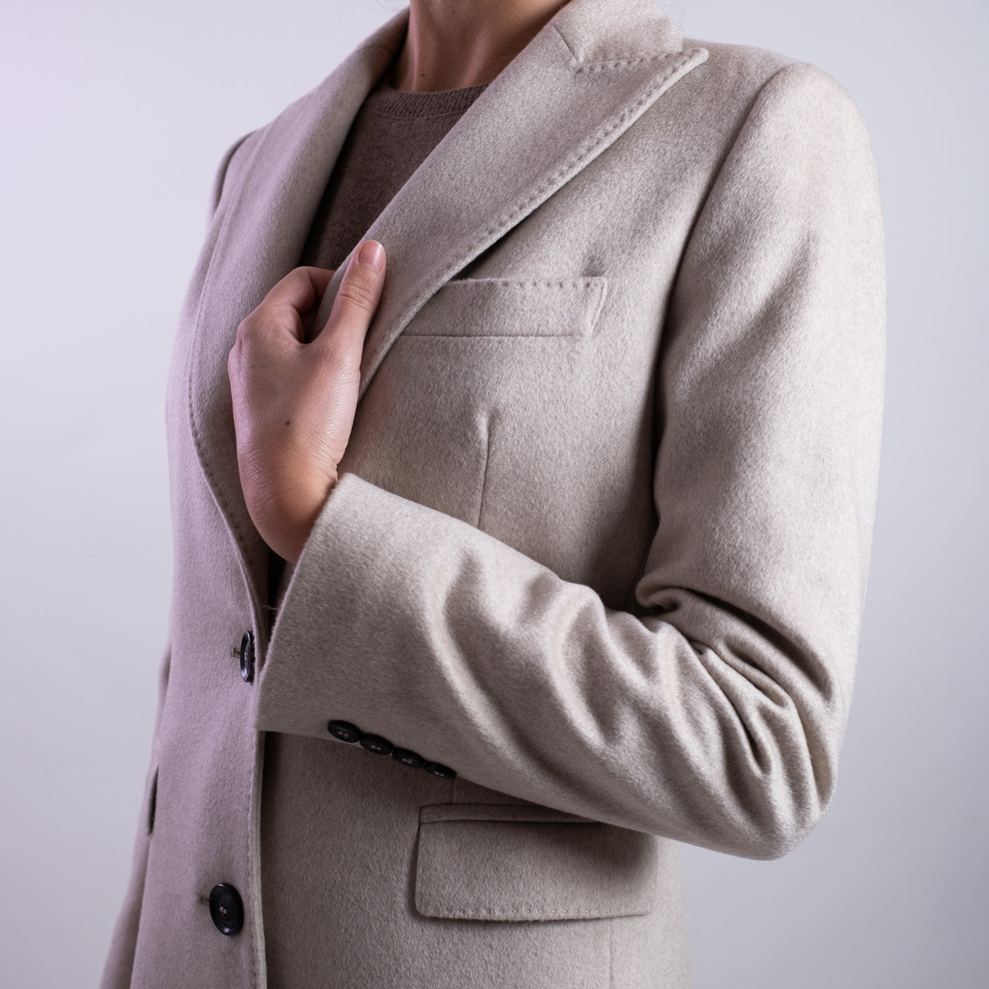 Cappotto Donna Beige con chiusura monopetto dettaglio