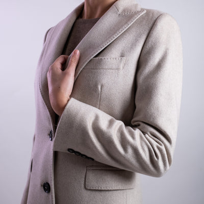 Cappotto Donna Beige con chiusura monopetto dettaglio
