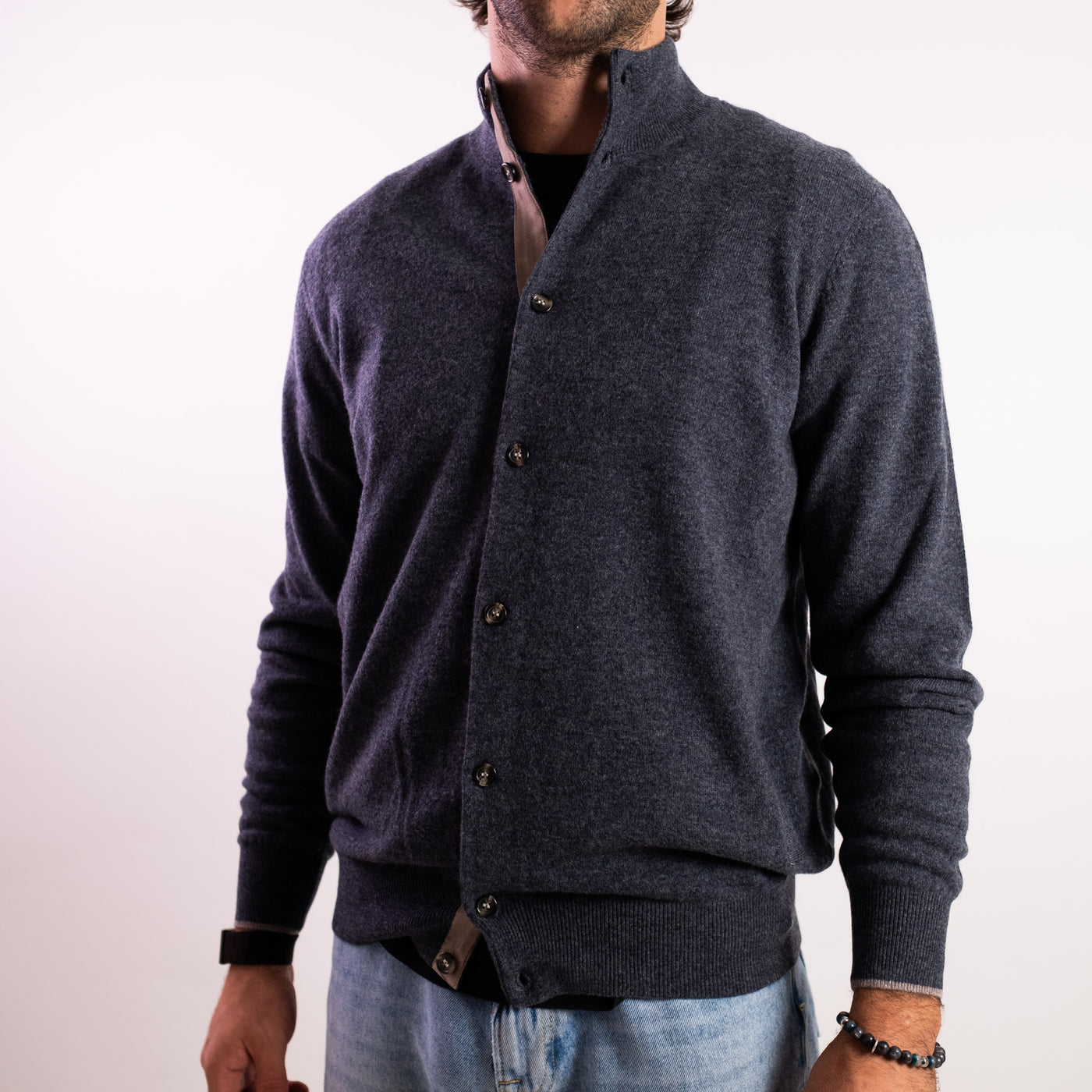 Cardigan Uomo Grigio scuro toppe sui gomiti modello frontale