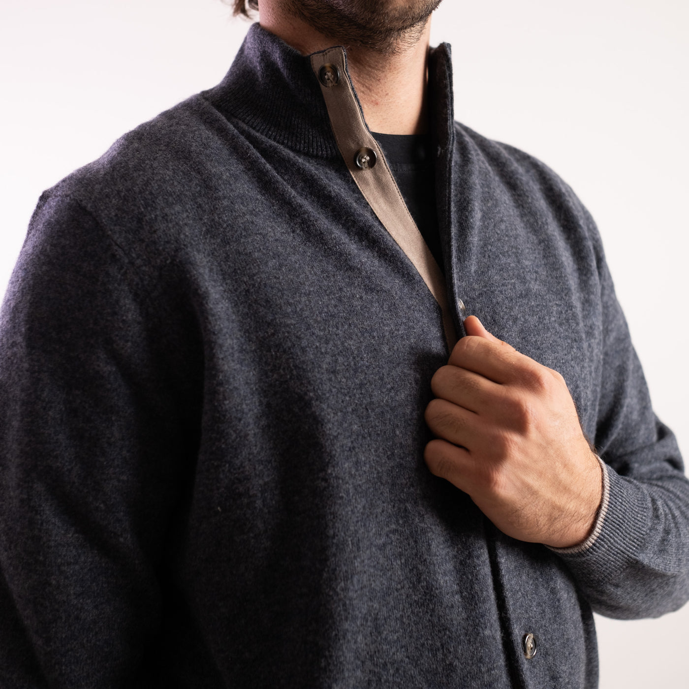 Cardigan Uomo Grigio scuro toppe sui gomiti dettaglio