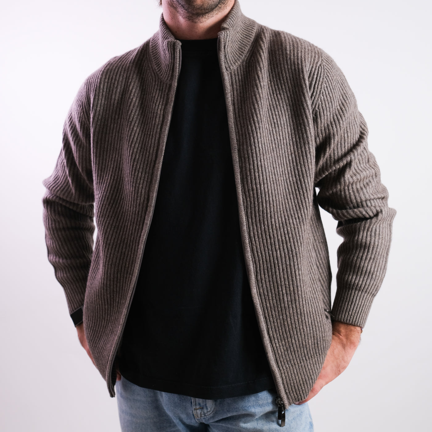 Cardigan Uomo a coste con zip marrone
