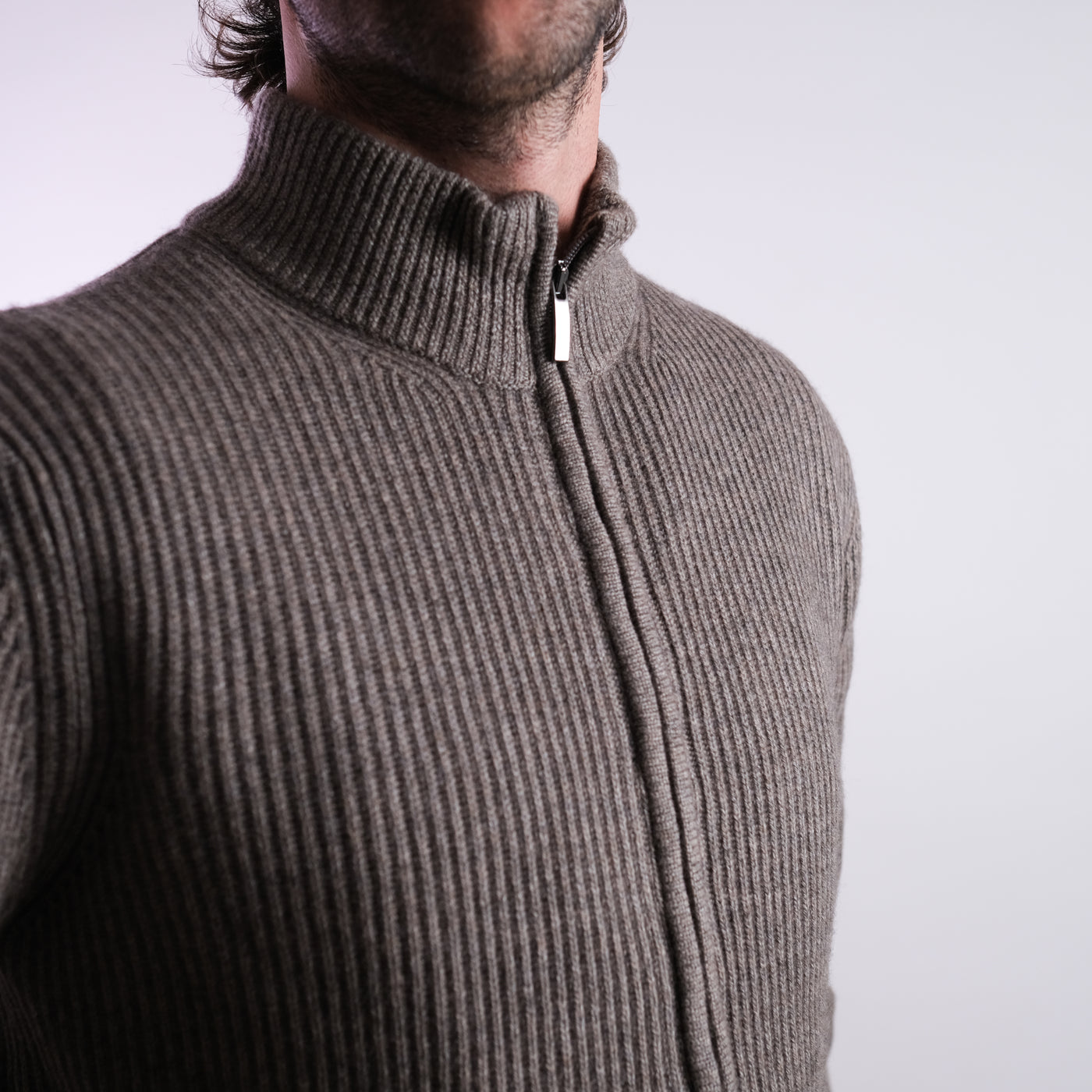 Cardigan Uomo a coste con zip marrone dettaglio