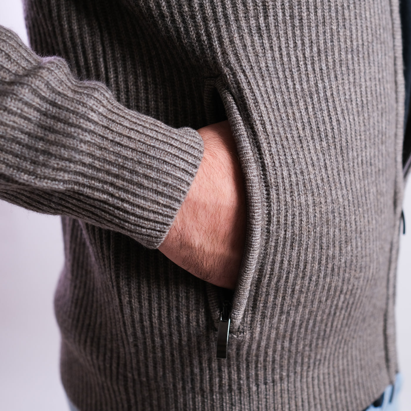 Cardigan Uomo a coste con zip marrone dettaglio tasca