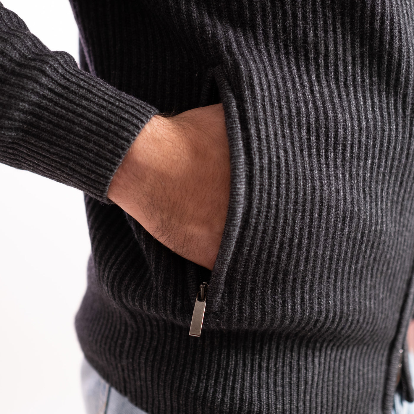 Cardigan Uomo a coste con zip grigio scuro dettaglio tasca