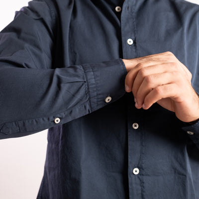 Camicia Uomo in tinta unita navy dettaglio polsino
