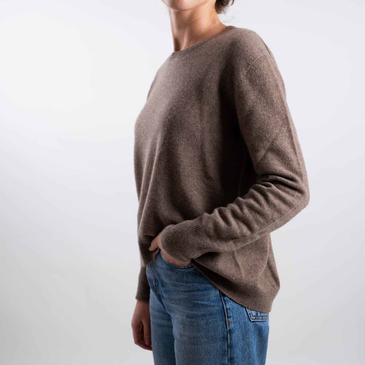 Maglia girocollo Donna in cashmere marrone laterale