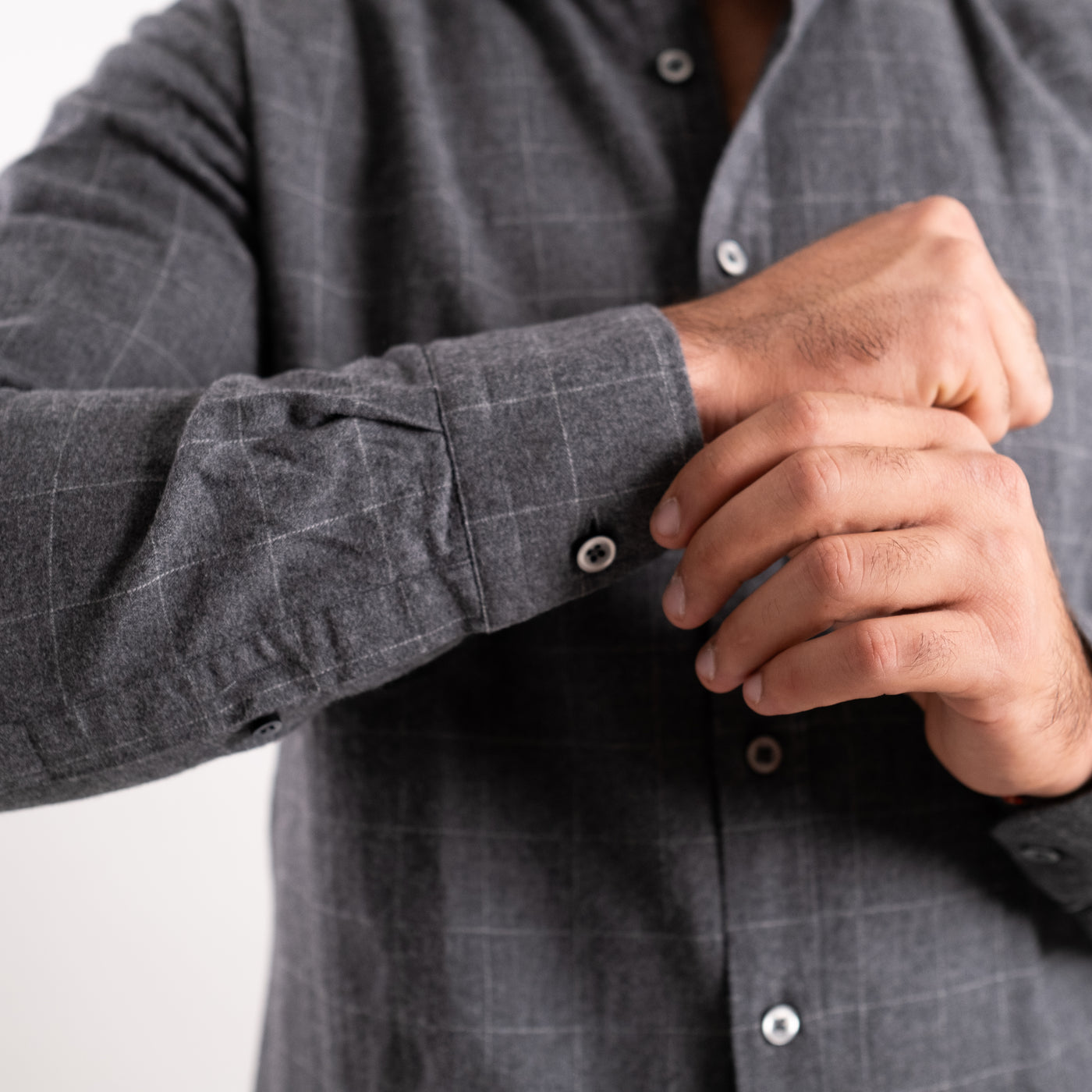 Camicia grigia Uomo a quadri ampi dettaglio polsino
