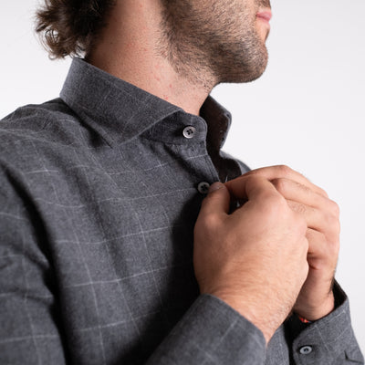 Camicia grigia Uomo a quadri ampi dettaglio