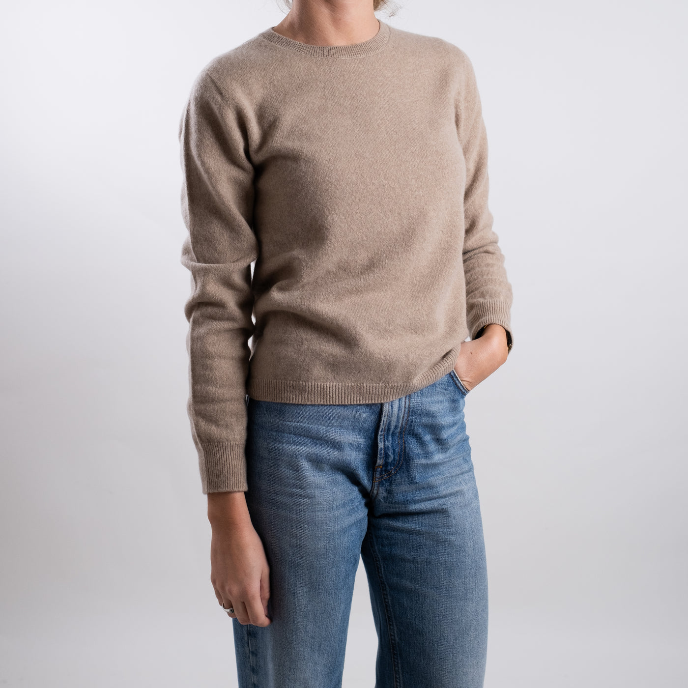 Maglia Donna dettagli a coste Beige modella frontale