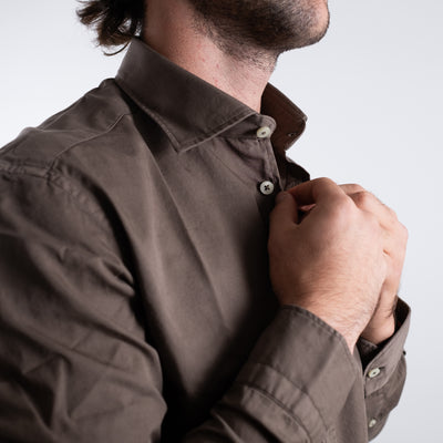 Camicia Uomo in tinta unita marrone dttaglio