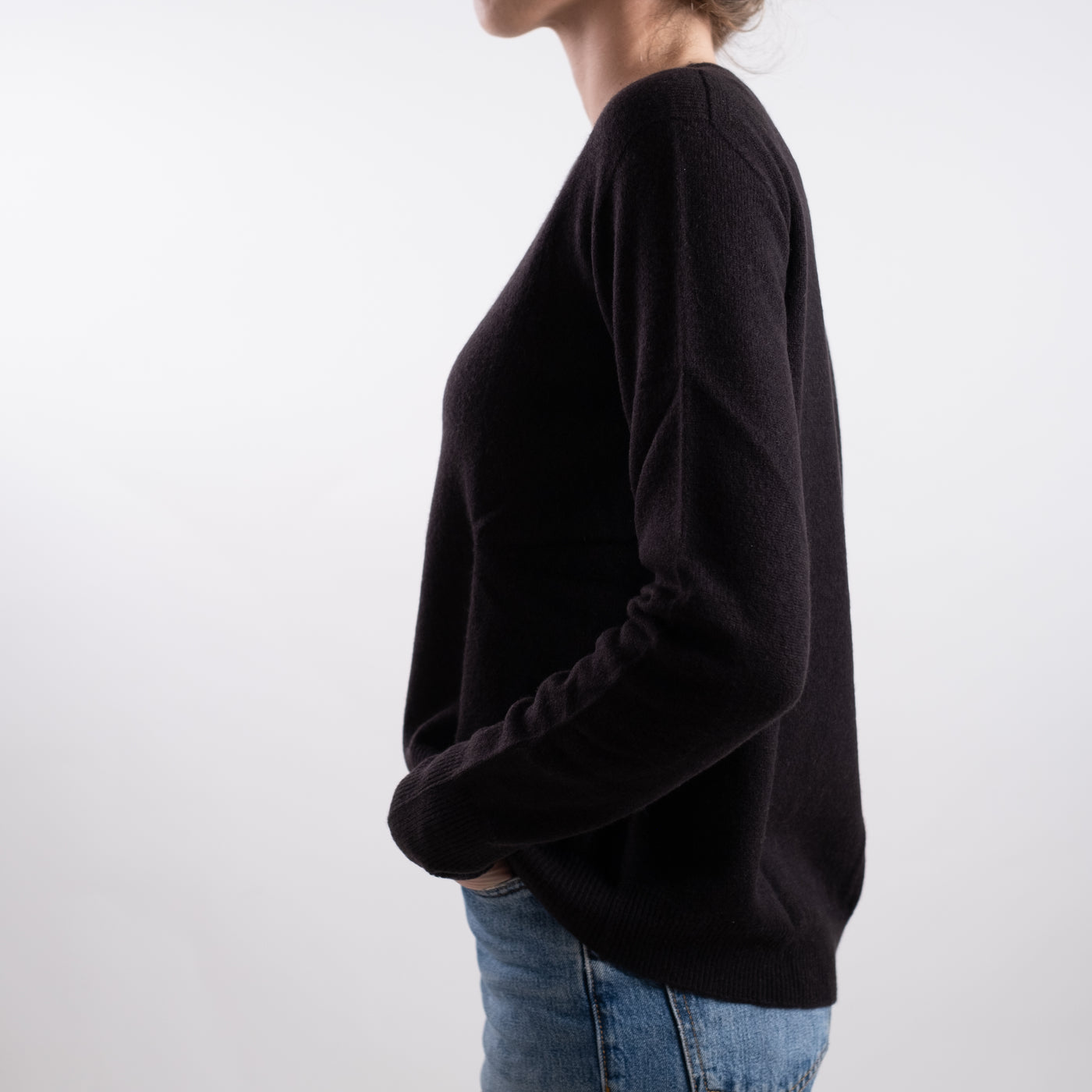 Maglia girocollo Donna in cashmere marrone scuro modella laterale