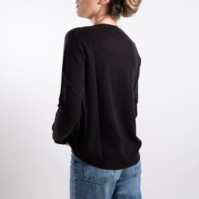 Maglia girocollo Donna in cashmere marrone scuro modella retro