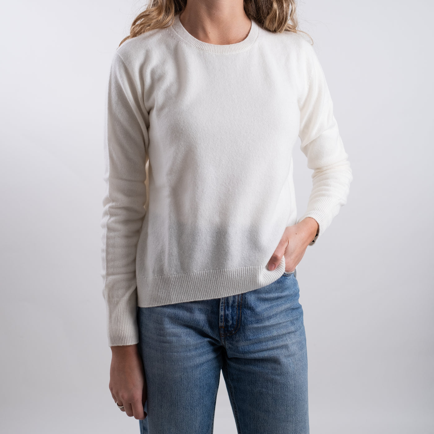 Maglia girocollo Donna in cashmere bianco modella frontale