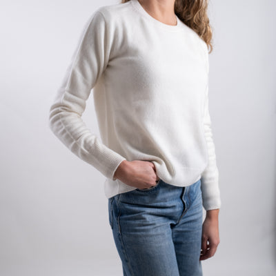 Maglia girocollo Donna in cashmere bianco modella laterale