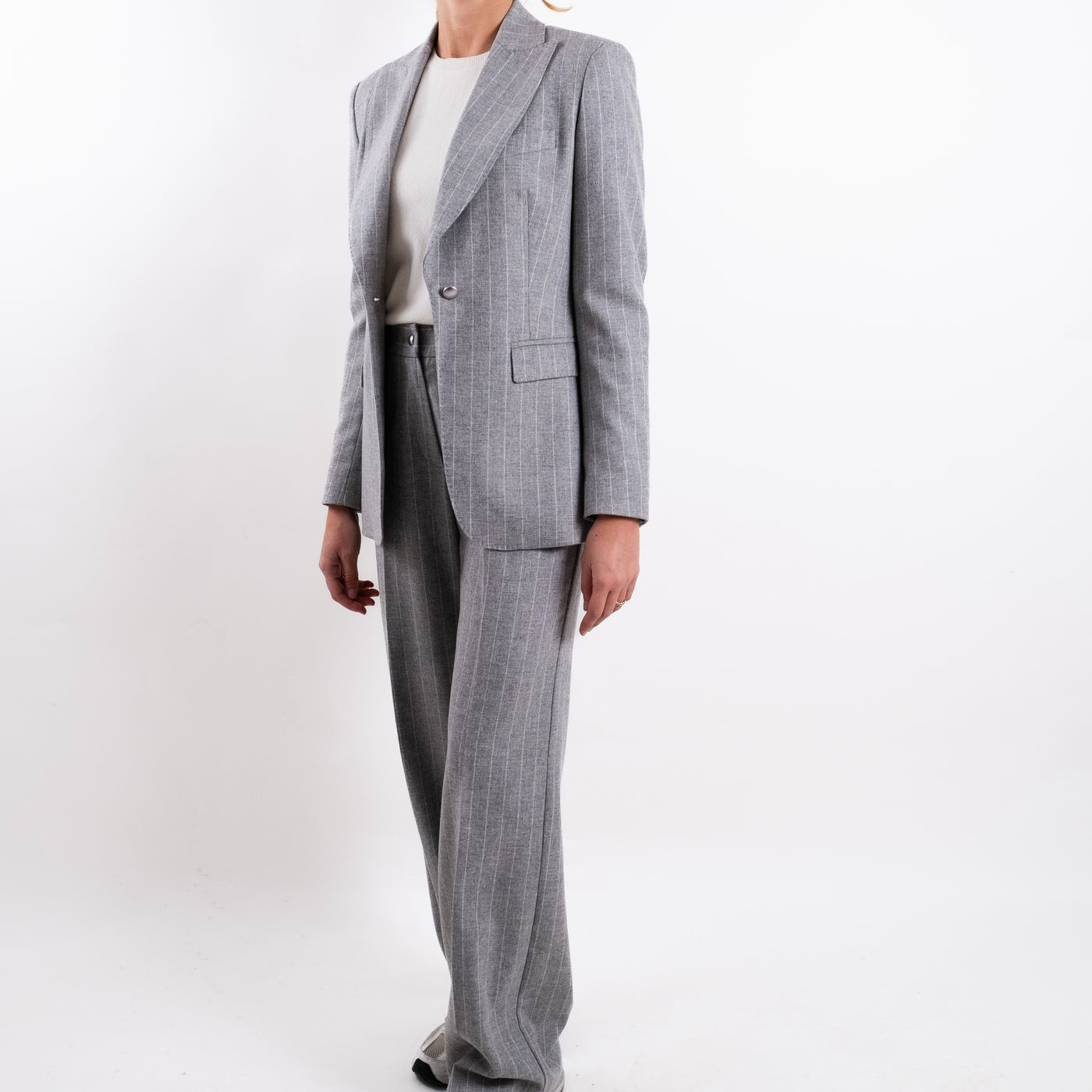 Completo Donna gessato giacca e pantalone modella lateraale