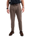 Pantalone Tiberio Uomo con piega marrone modello frontale