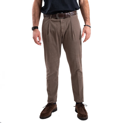 Pantalone Tiberio Uomo con piega marrone modello frontale