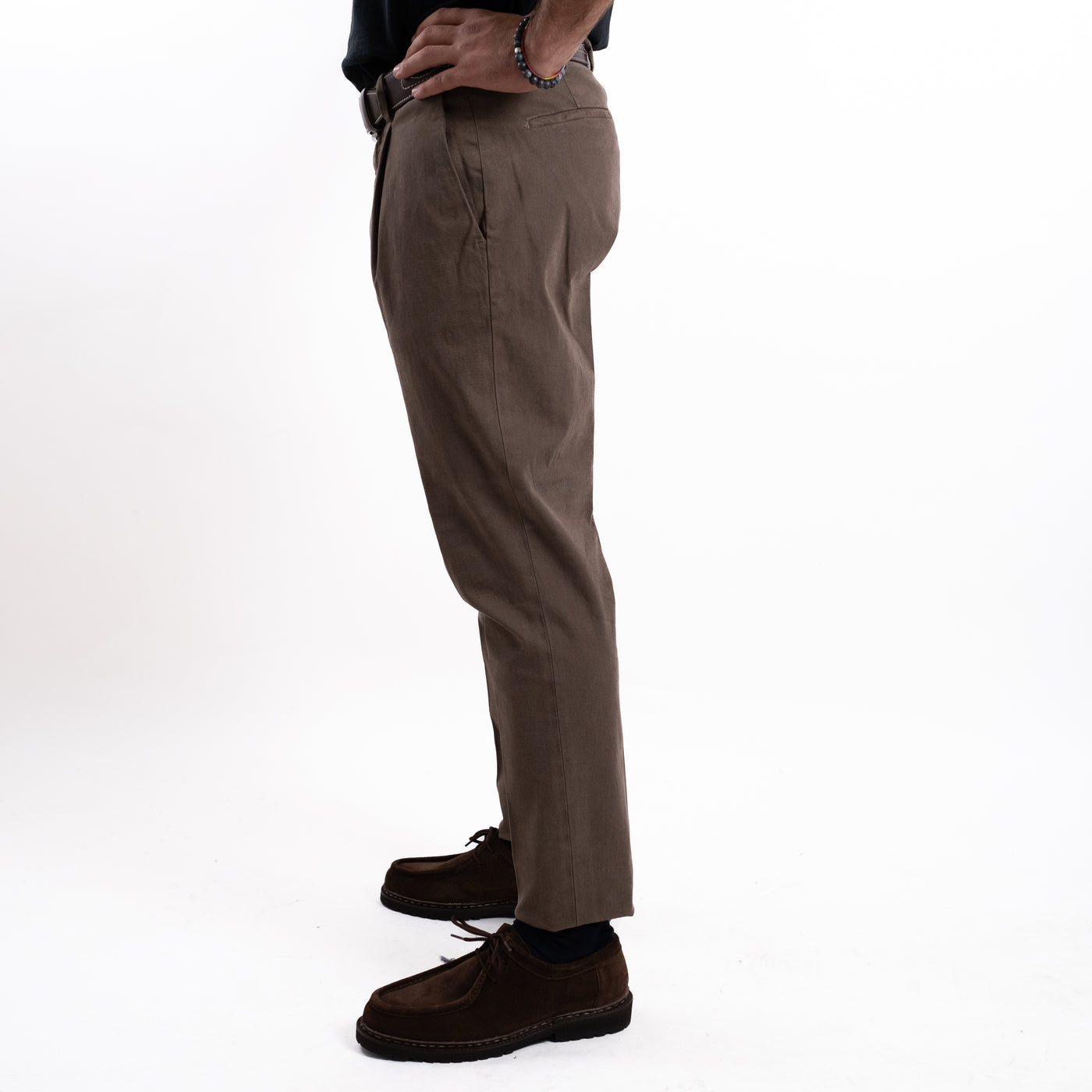 Pantalone Tiberio Uomo con piega marrone modello laterale