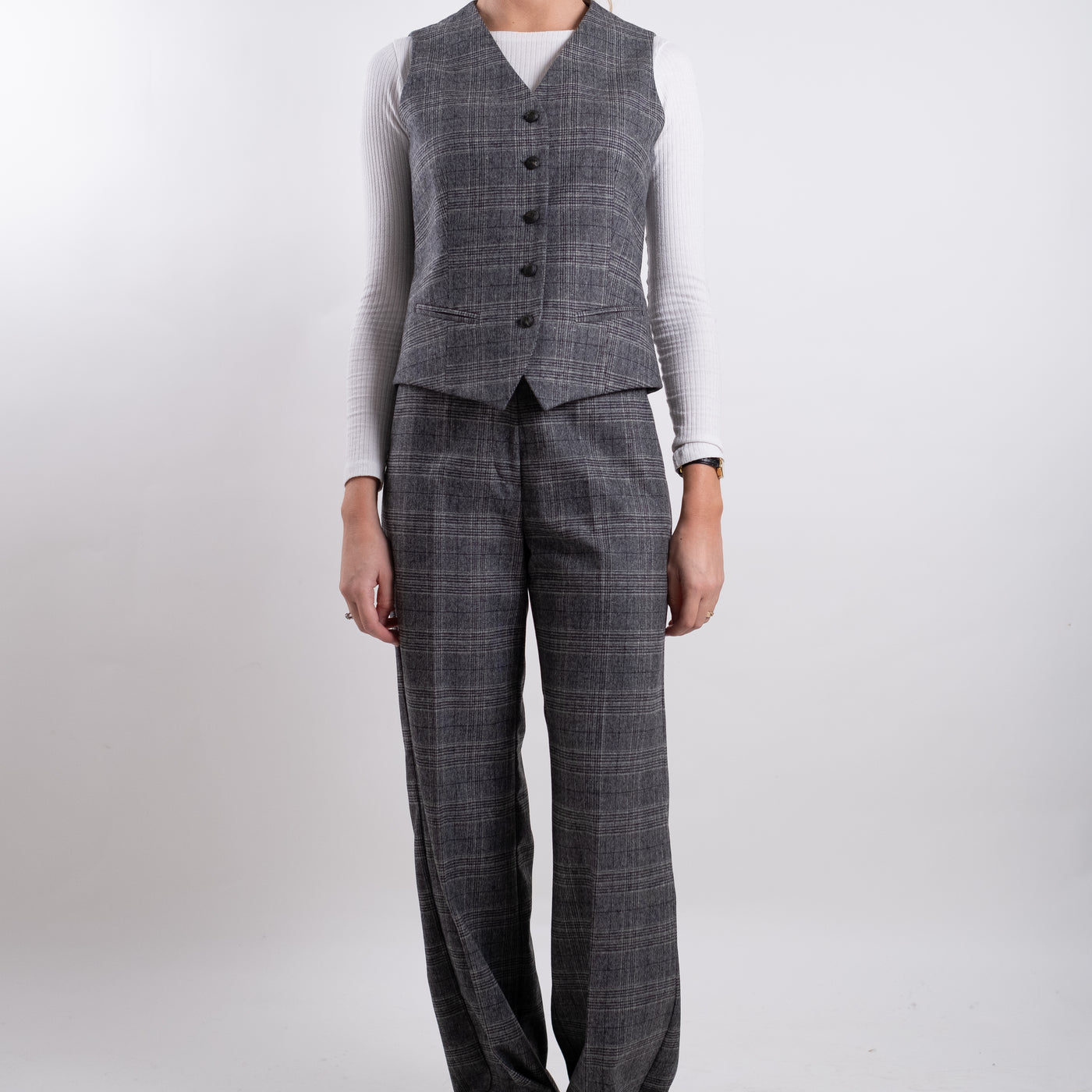 Gilet Donna con bottoni a quadri grigio modella