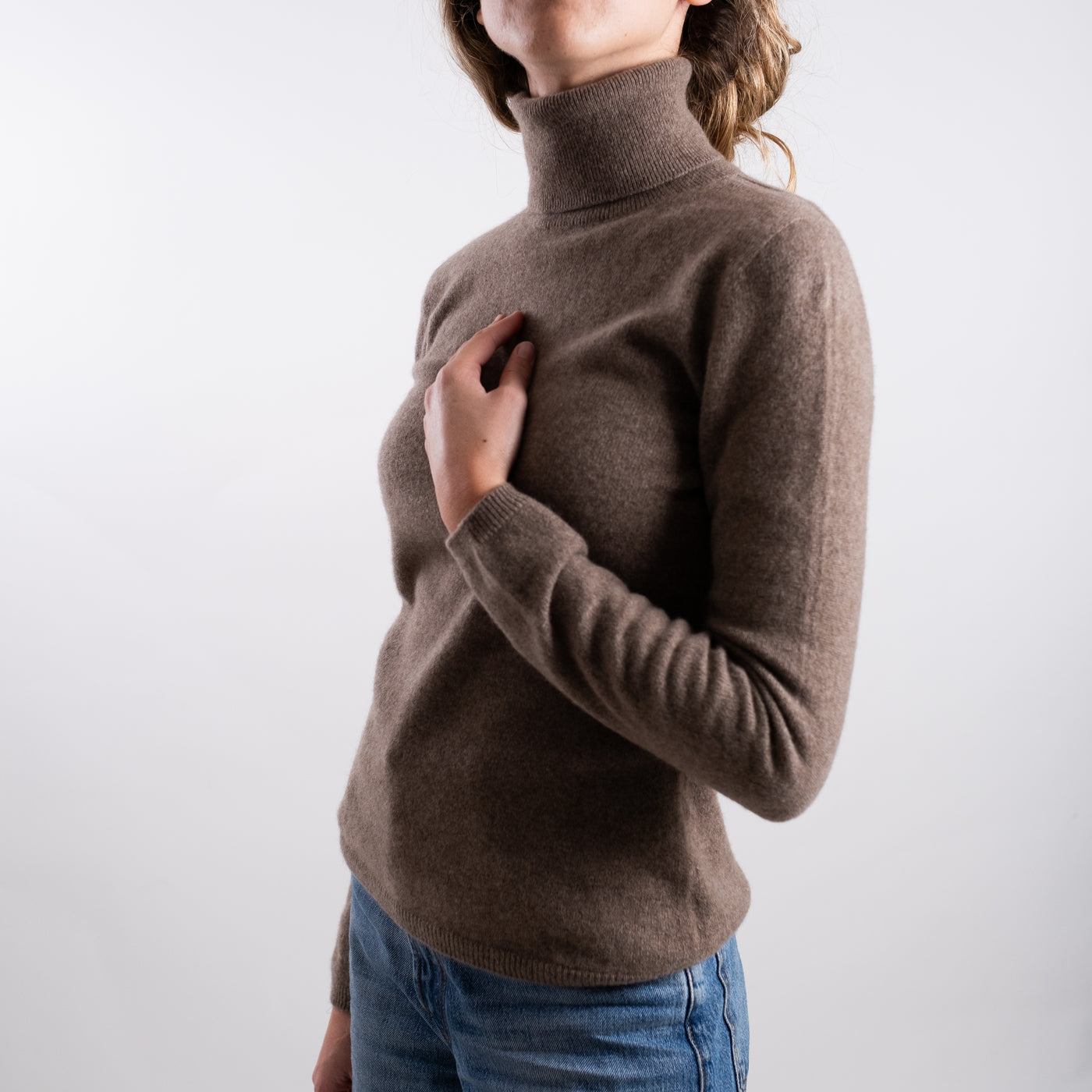 Maglia Donna a collo alto marrone modella laterale