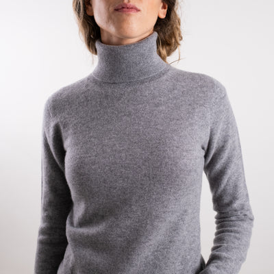 Maglia Donna a collo alto grigio modella frontale ravvicinata