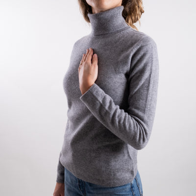 Maglia Donna a collo alto grigio modella laterale
