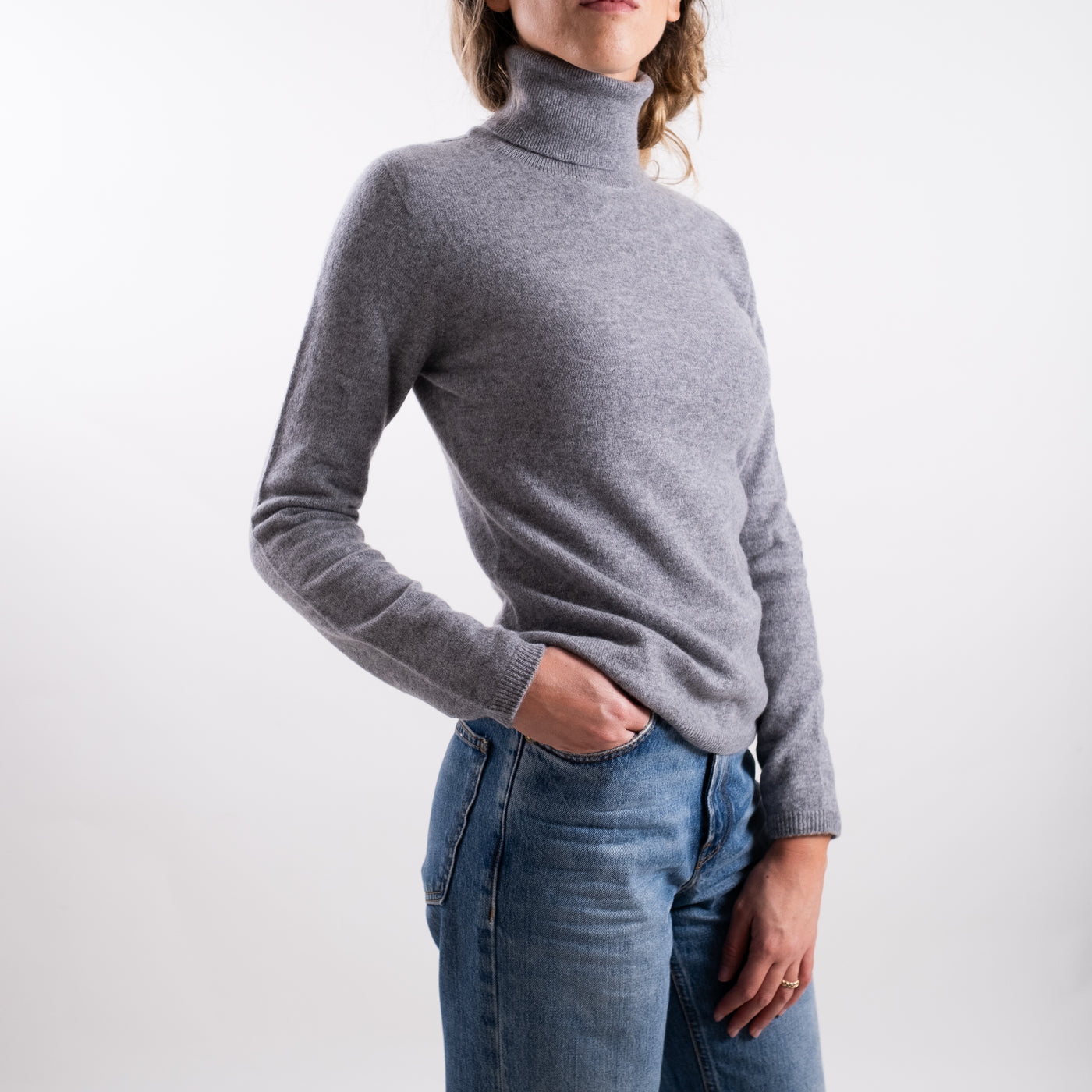 Maglia Donna a collo alto grigio modella laterale