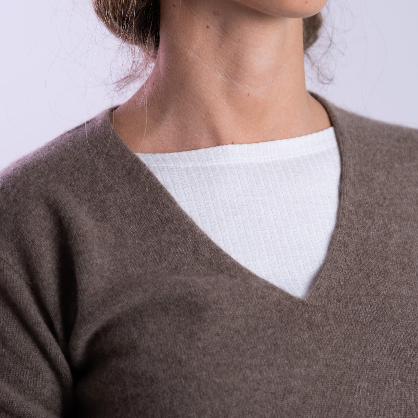 Maglia Donna in cashmere marrone con scollo a V