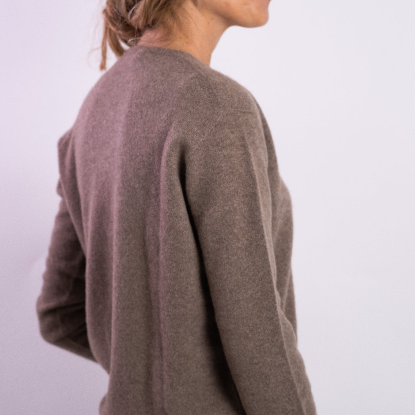 Maglia Donna in cashmere marrone con scollo a V retro
