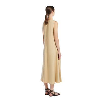 Abito Lungo Svasato da Donna Beige modella retro