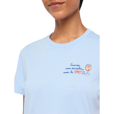 T-shirt Emilie Celeste da donna con ricamo spritz modella frontale ravvicinata
