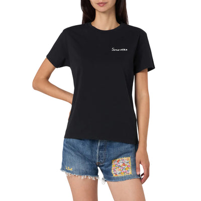 T-shirt Emilie Nera donna con ricamo "Sono nera" modella frontale