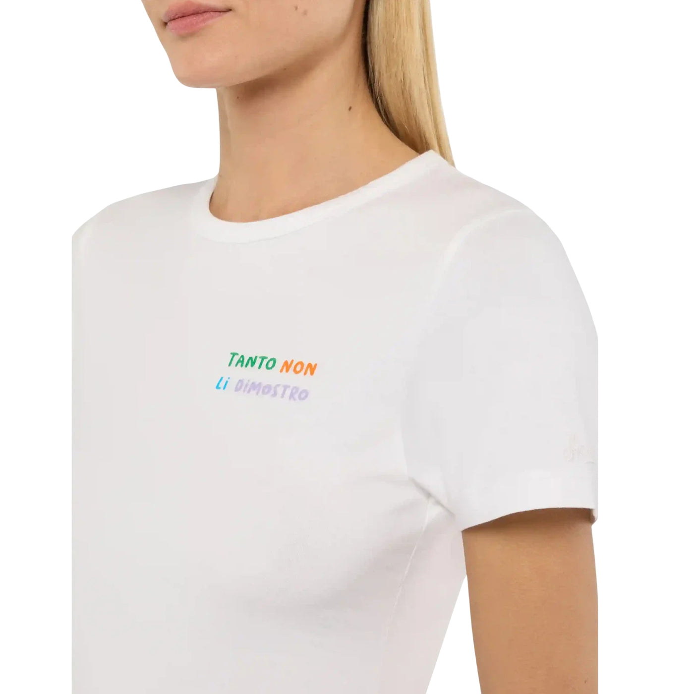 T-shirt Donna "Tanto non li dimostro" Bianco modella dettaglio