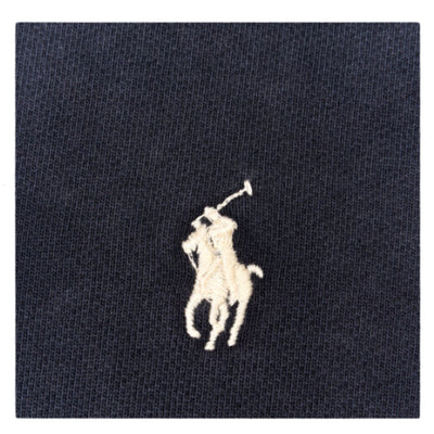 Dettaglio del logo Polo Ralph Lauren ricamato sulla felpa da uomo
