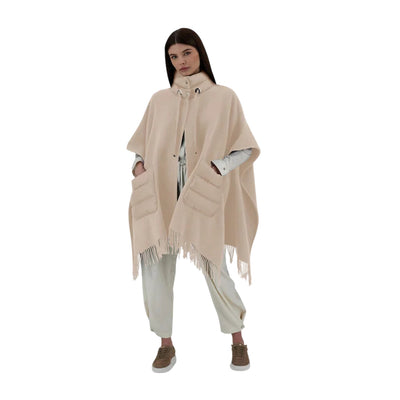 Poncho Donna con frange Beige modella frontale