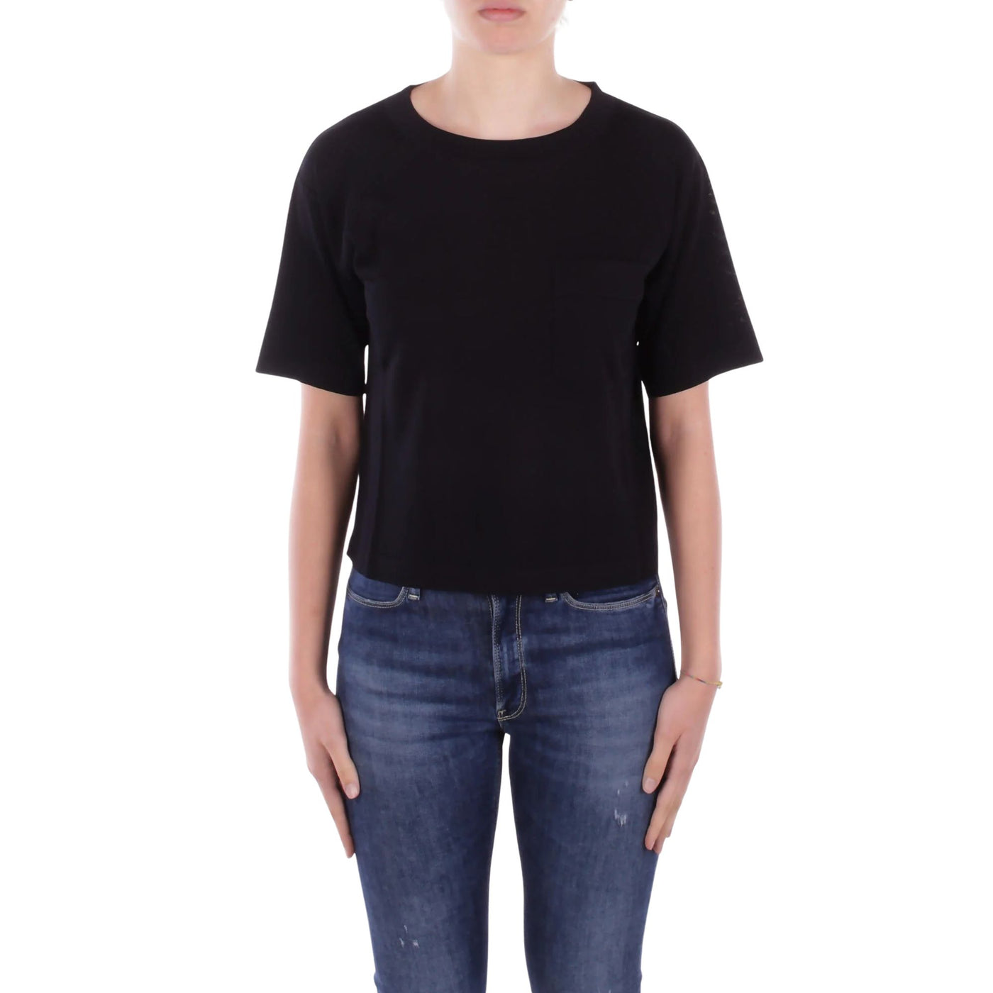 Acquista subito la T-shirt Donna, realizzata in morbido tessuto, scollatura a girocollo, mezze maniche e taschino sul petto firmata MaxMara su Old England: vieni a scoprire tutta la collezione sul nostro sito
