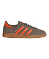 Acquista subito le Sneakers Uomo, realizzate con tomaia in saude, suola in gomma, chiusura con lacci e le tre strisce iconiche, firmate Adidas su Old England: vieni a scoprire tutta la collazione sul nostro sito. 