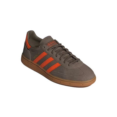 Acquista subito le Sneakers Uomo, realizzate con tomaia in saude, suola in gomma, chiusura con lacci e le tre strisce iconiche, firmate Adidas su Old England: vieni a scoprire tutta la collazione sul nostro sito. 