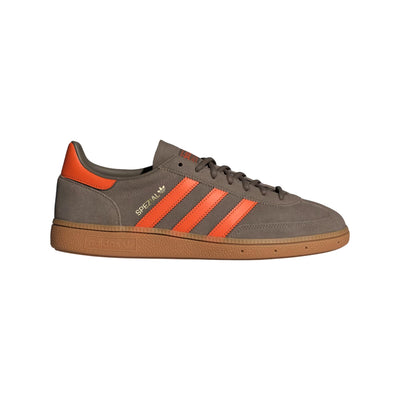 Acquista subito le Sneakers Uomo, realizzate con tomaia in saude, suola in gomma, chiusura con lacci e le tre strisce iconiche, firmate Adidas su Old England: vieni a scoprire tutta la collazione sul nostro sito. 