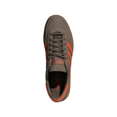 Acquista subito le Sneakers Uomo, realizzate con tomaia in saude, suola in gomma, chiusura con lacci e le tre strisce iconiche, firmate Adidas su Old England: vieni a scoprire tutta la collazione sul nostro sito. 