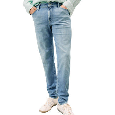 Modello con Jeans in misto cotone, modello cinque tasche con lavaggio chiaro