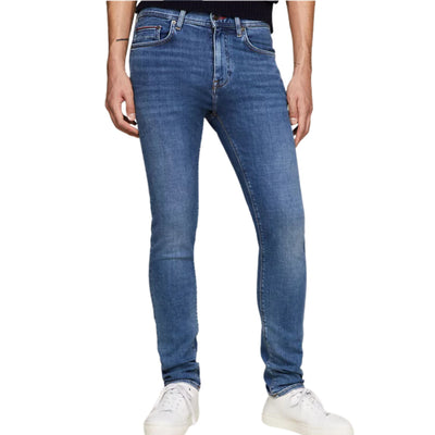 Modello con Jeans in cotone modello cinque tasche