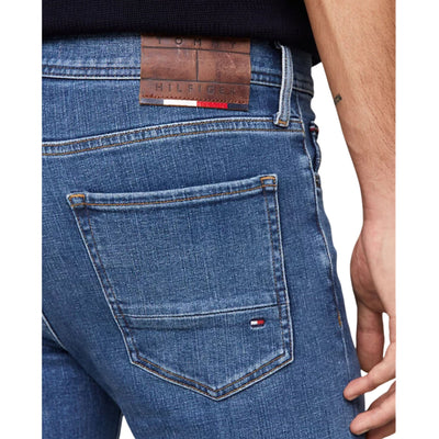 Dettaglio ravvicinato tasca sul retro con logo