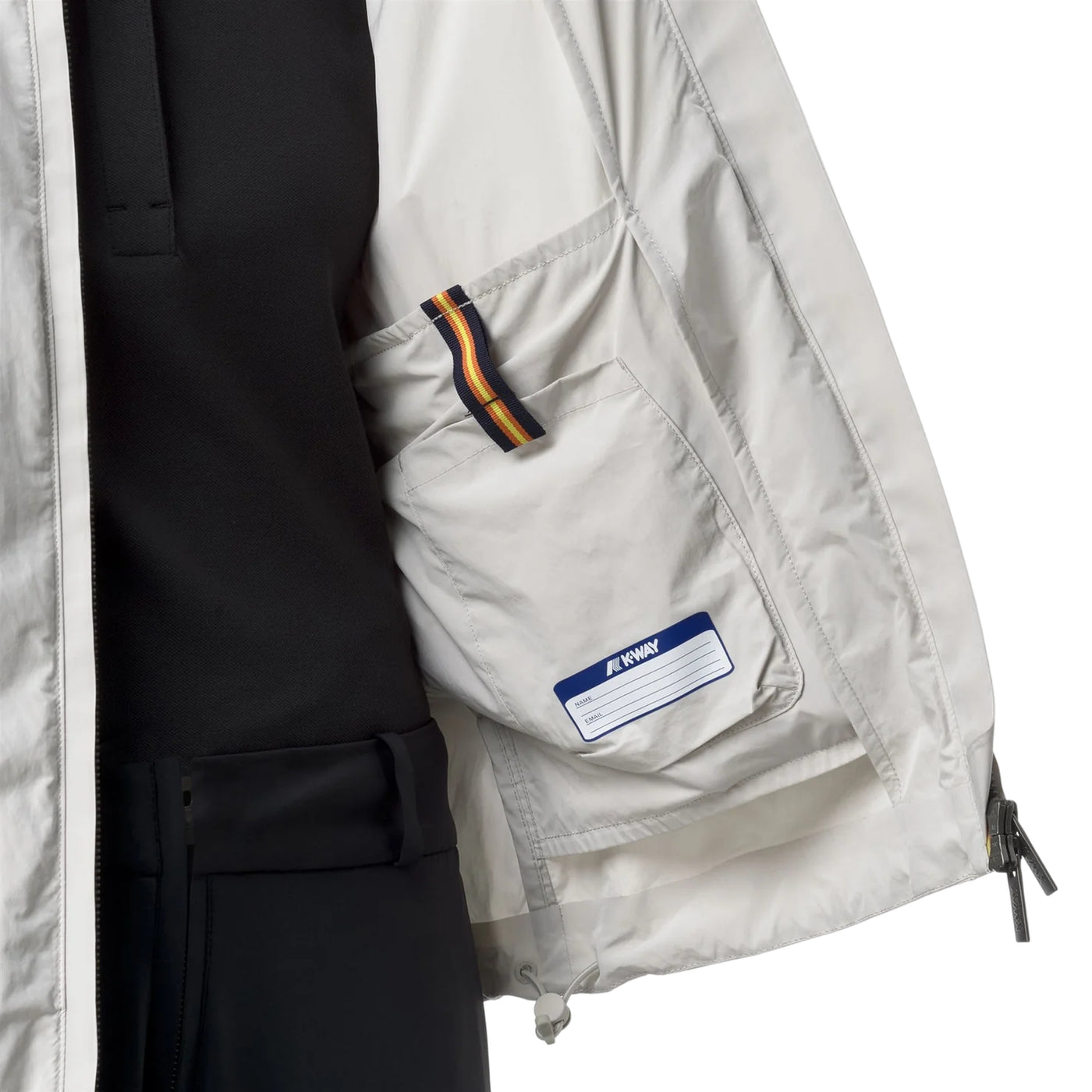 Acquista subito la Giacca Donna, realizzata in microfibra setosa sfoderata, coulisse regolabile e polsini elasticizzati, firmata K-way su Old England: vieni a scoprire tutta la collezione sul nostro sito