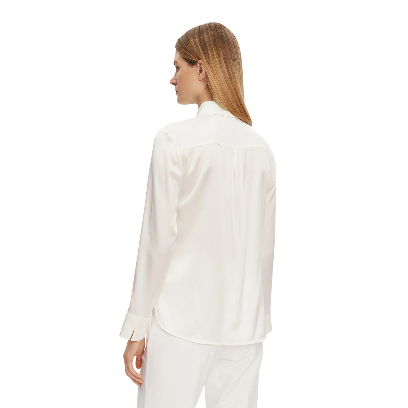 Acquista subito la Camicia Donna di seta a maniche lunghe, chiusura con bottoni centrali e dettaglio sui polsi, firmata MaxMara su Old England: vieni a scoprire la tutta la collezione sul nostro sito.